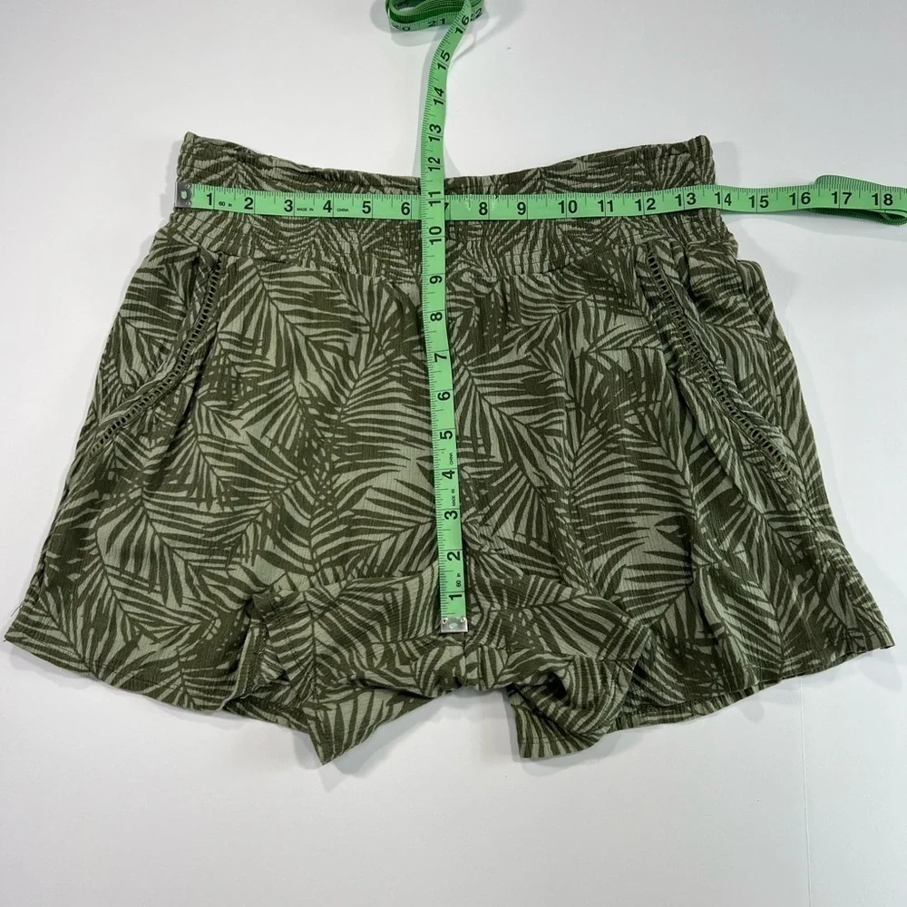 Three Dots Contrasting Sage Green Leaf Print Women's Rayon Shorts size L